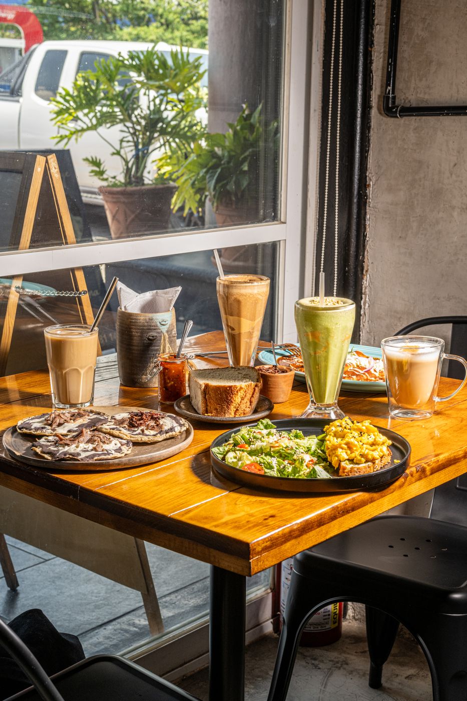 Mesa junto a la ventana en Cafetería Mono