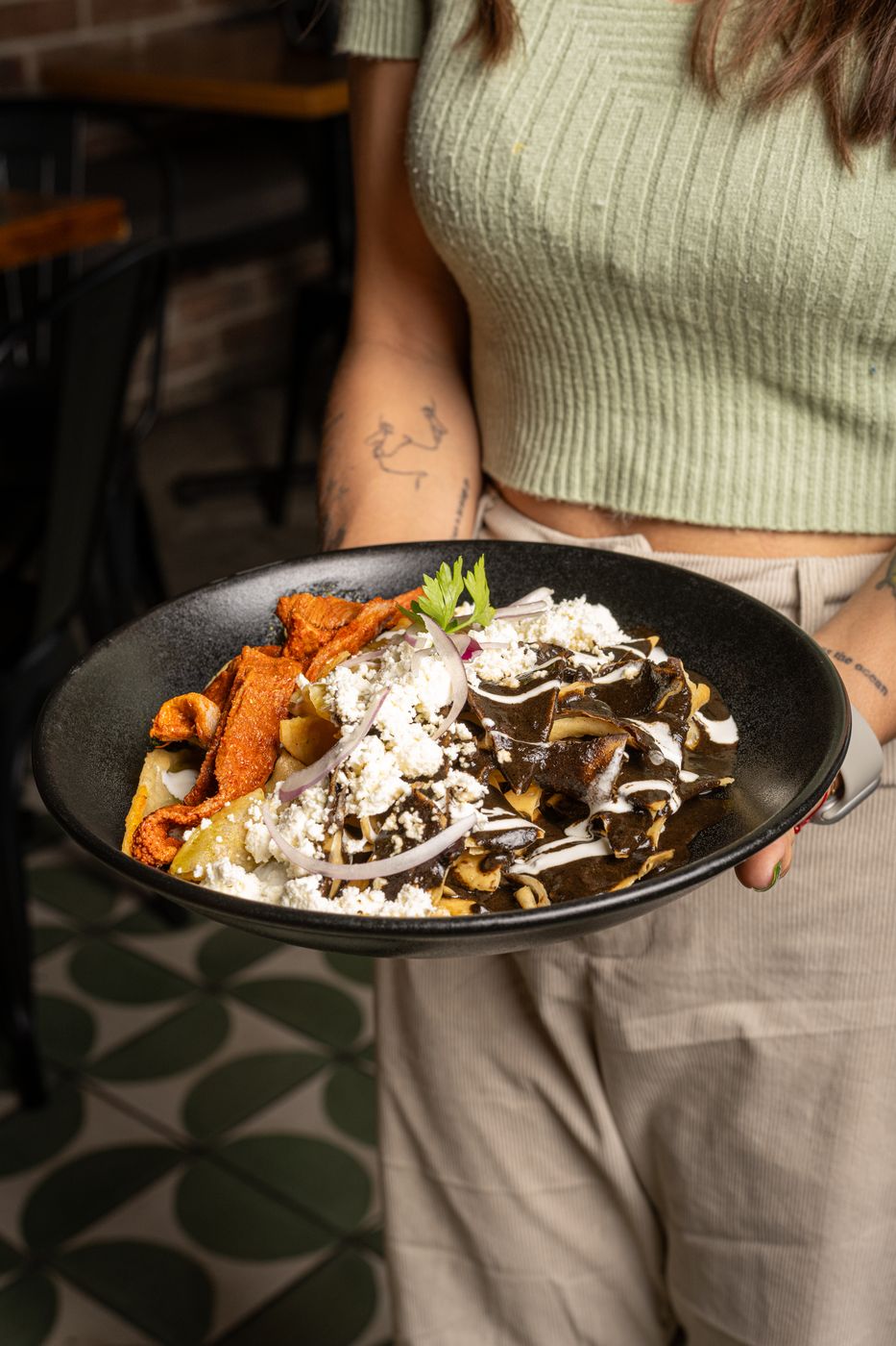 Chilaquiles oaxaqueños divorciados, mole negro y coloradito