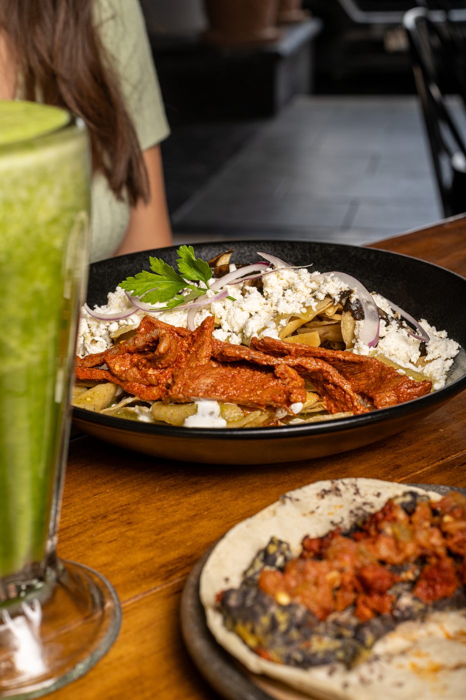 Platillo oaxaqueño en cazuela de barro con jugo verde